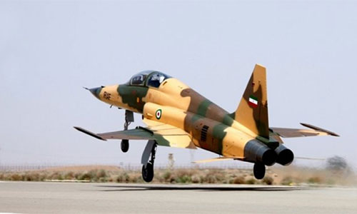 Teherán exhibe el primer caza iraní de fabricación local al 100%